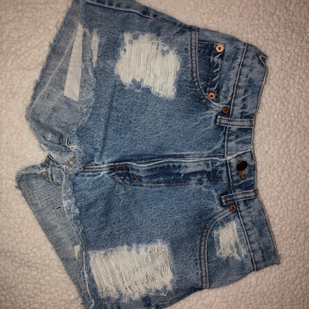 Highwaisted destroyed levis shorts